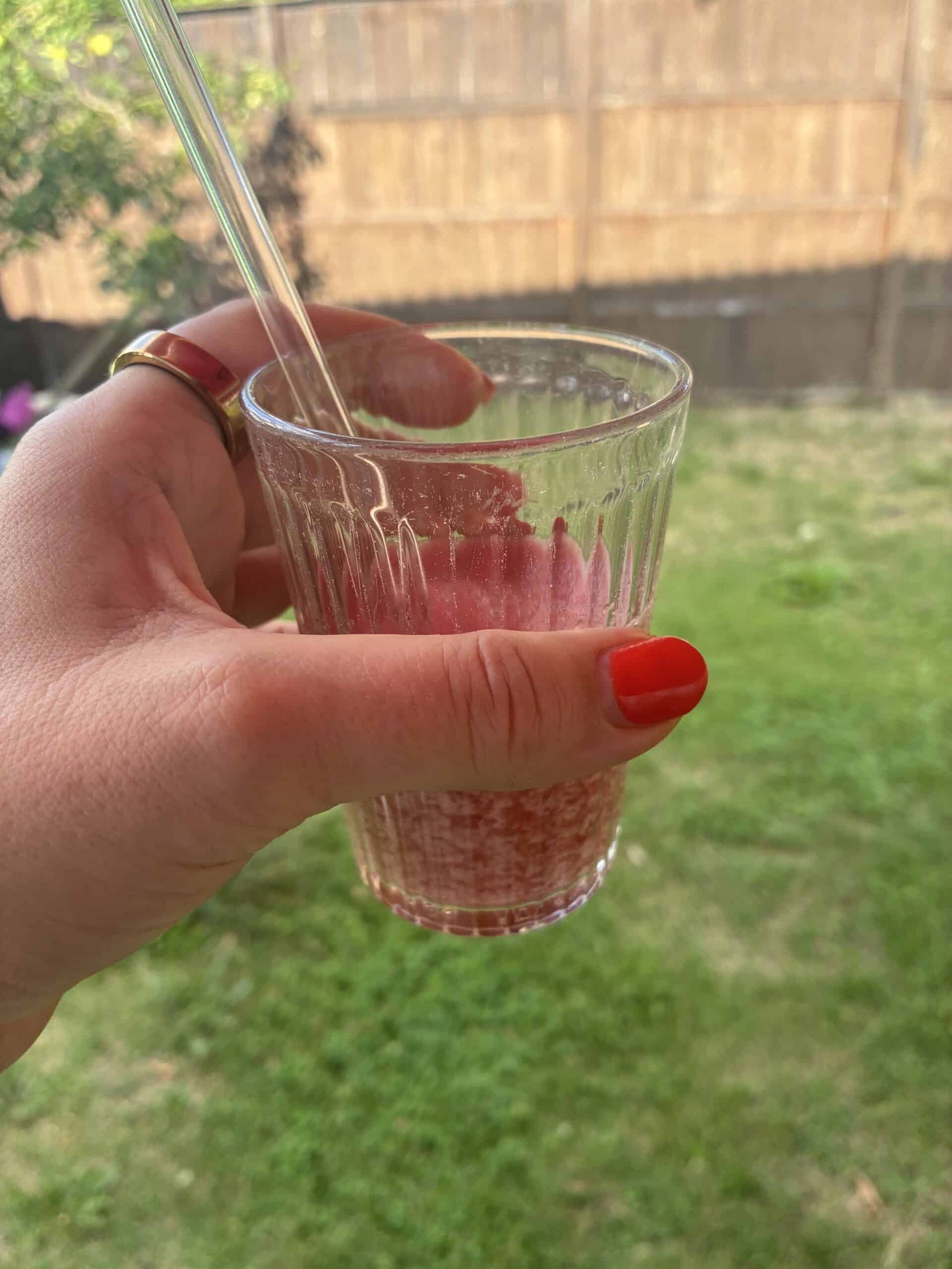 Zum Kaffee dann "Erdbeerslushi" aus Erdbeersaft. Mehr als so ein kleines Glas schaffe ich nie, ist mir zu süß, sieht aber fancy aus.