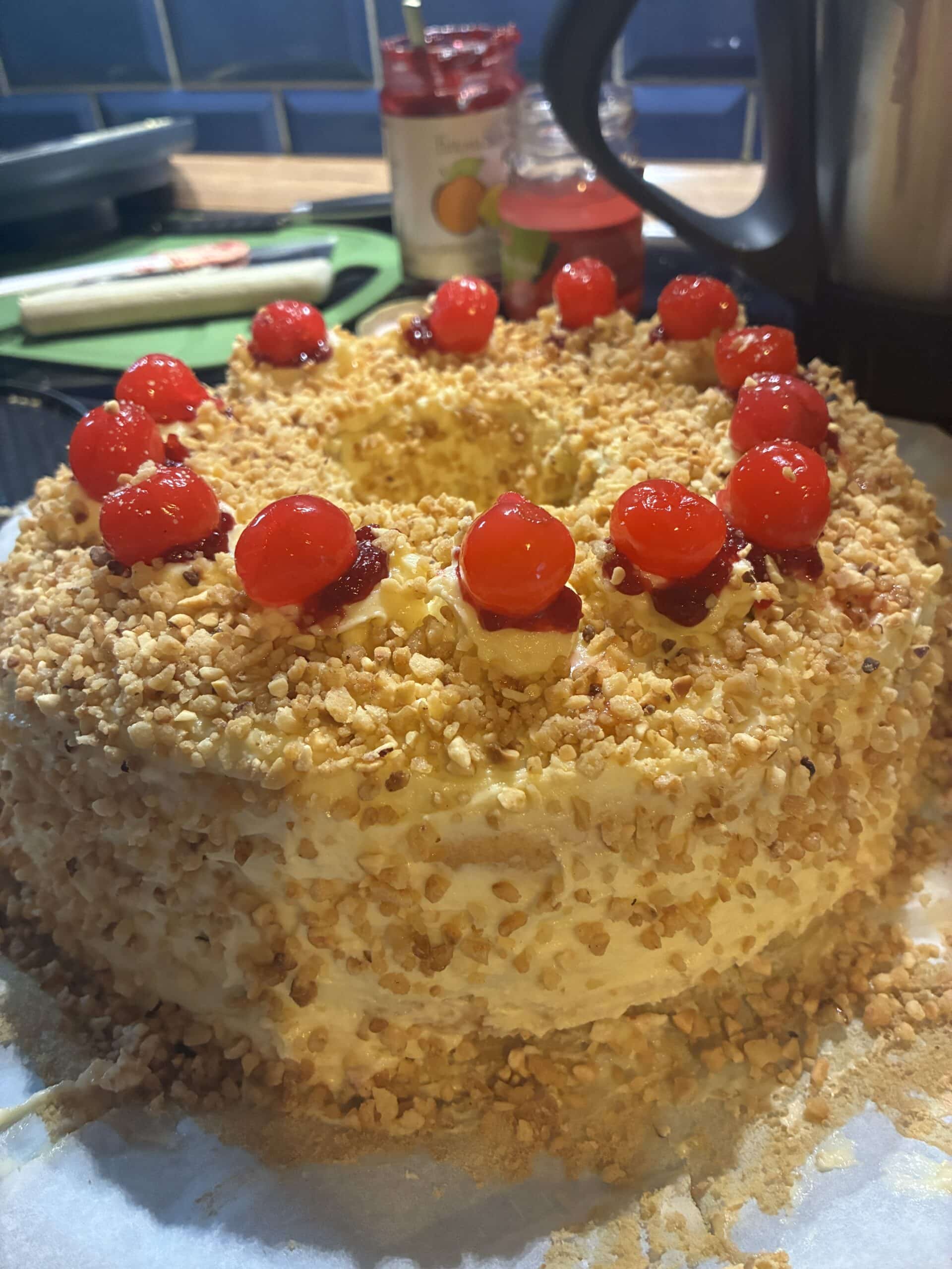 Am Abend backe ich dann noch eine Torte für ein Kind. Das hat nämlich Geburtstag und wünschte sich einen Kuchen. Der darf jetzt bis morgen in die Kühlung.