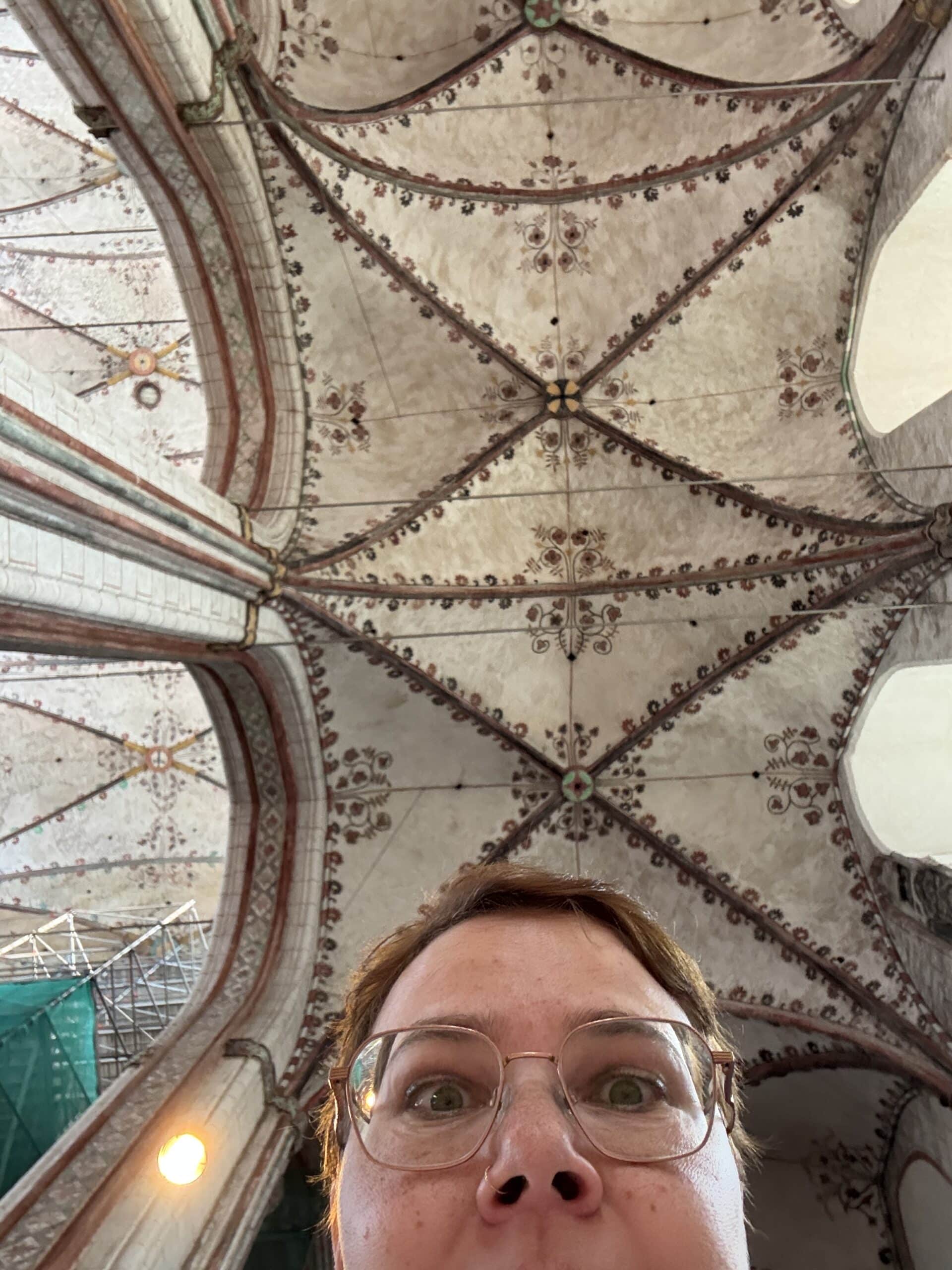 St Marien verfügt über eine Riesendecke (höchste Deutschlands oder so). Ich find es einfach schön da und lausche einer Andacht währen der Mann Kirchenbauforschungssachen macht.