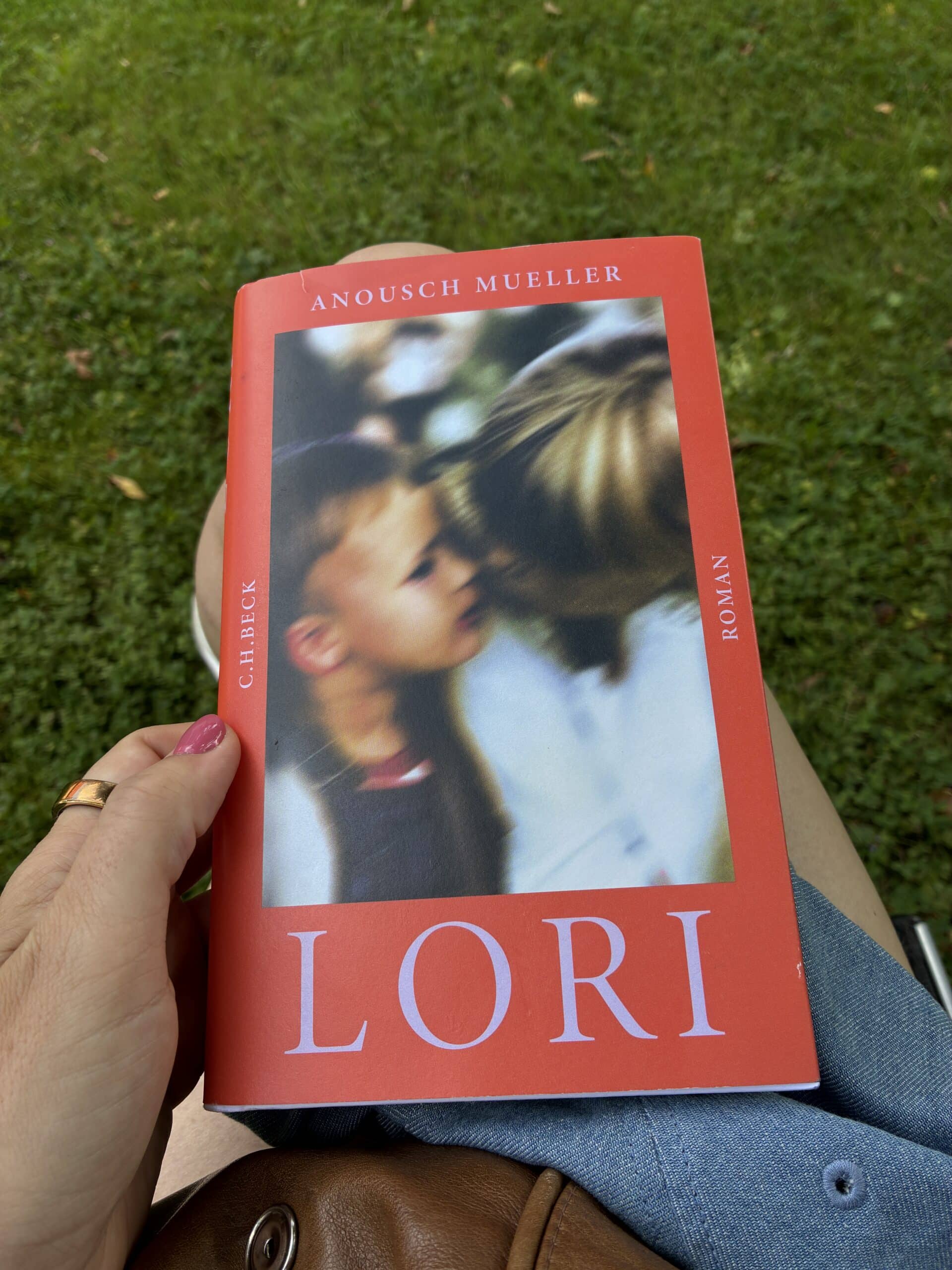 Hallo Sonntag. Während der Mann in die Kirche geht, gehe ich lesen.