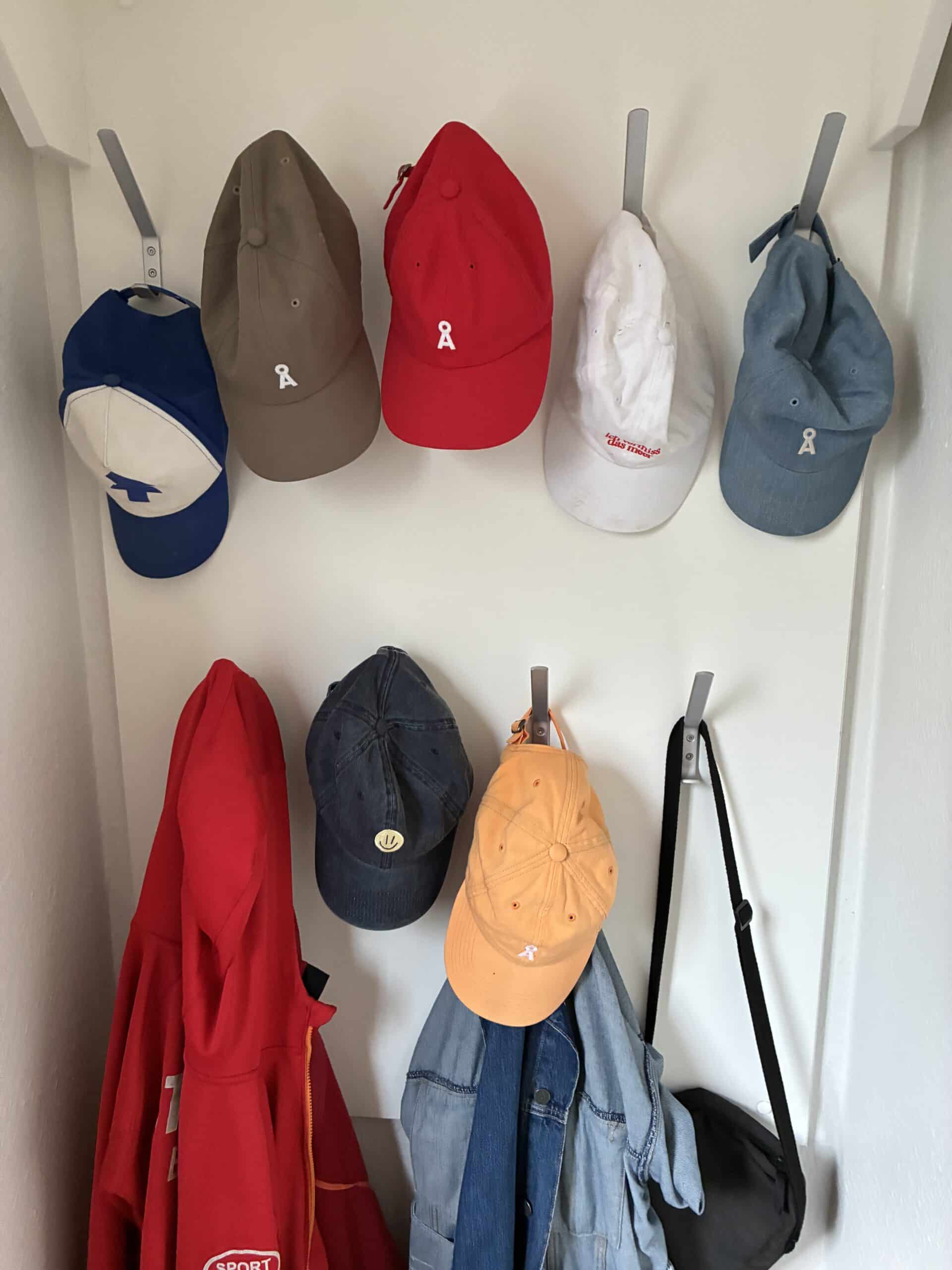 Hallo Sonntag. Ich fahre in die Ferienwohnung sehe da: Der Mann hatte sehr viel Caps eingepackt.