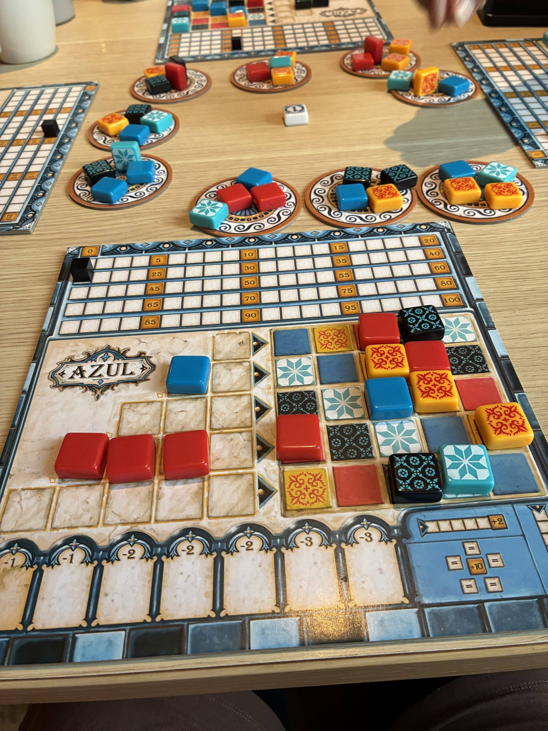Zu Kaffee und Kuchen eine Runde Azul, gleich mal beigebracht.