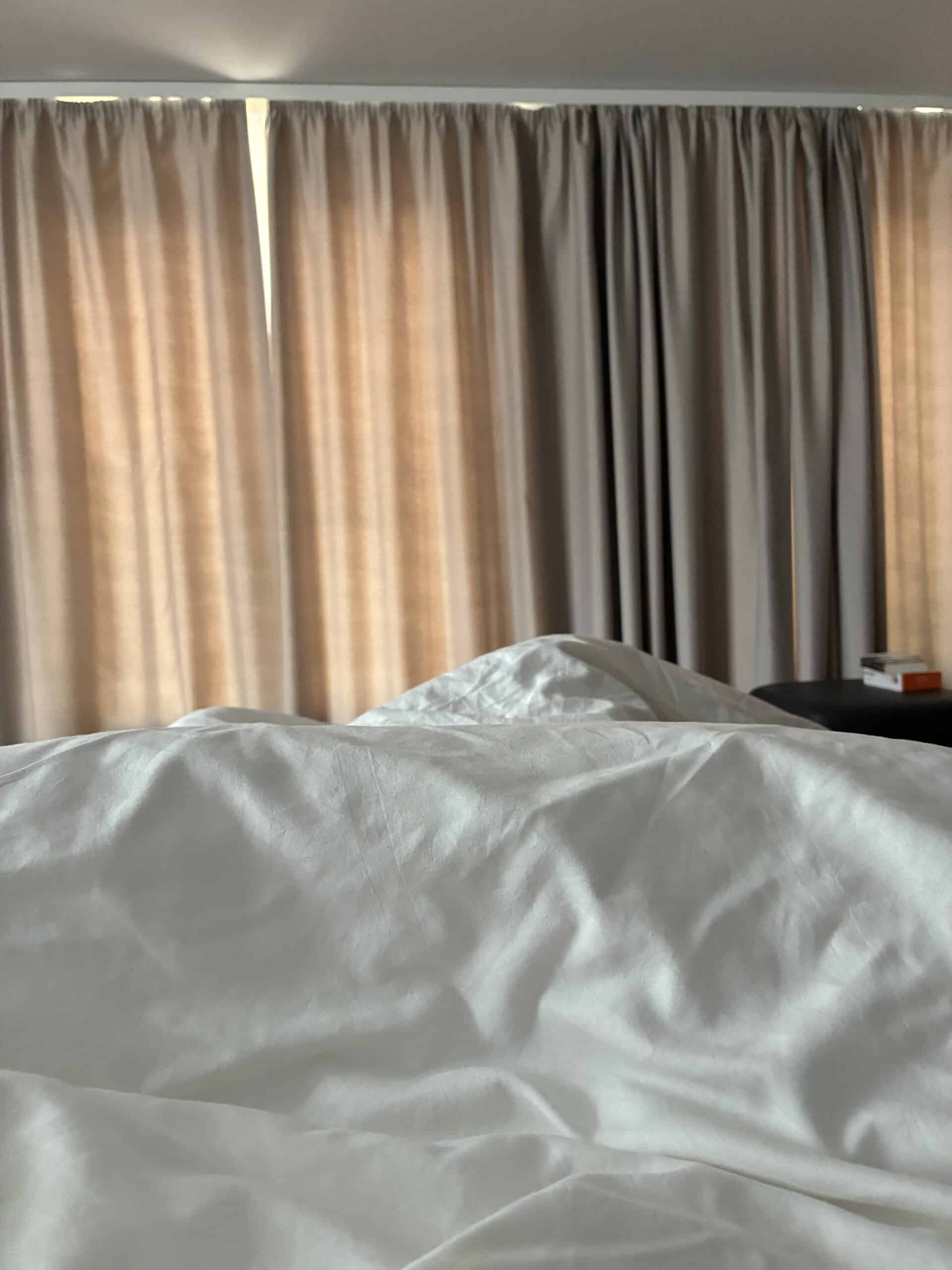 Hallo Sonntag. Ich wache am Morgen leider mit richtigen Kopfschmerzen auf und lege mich am Vormittag nochmal hin.