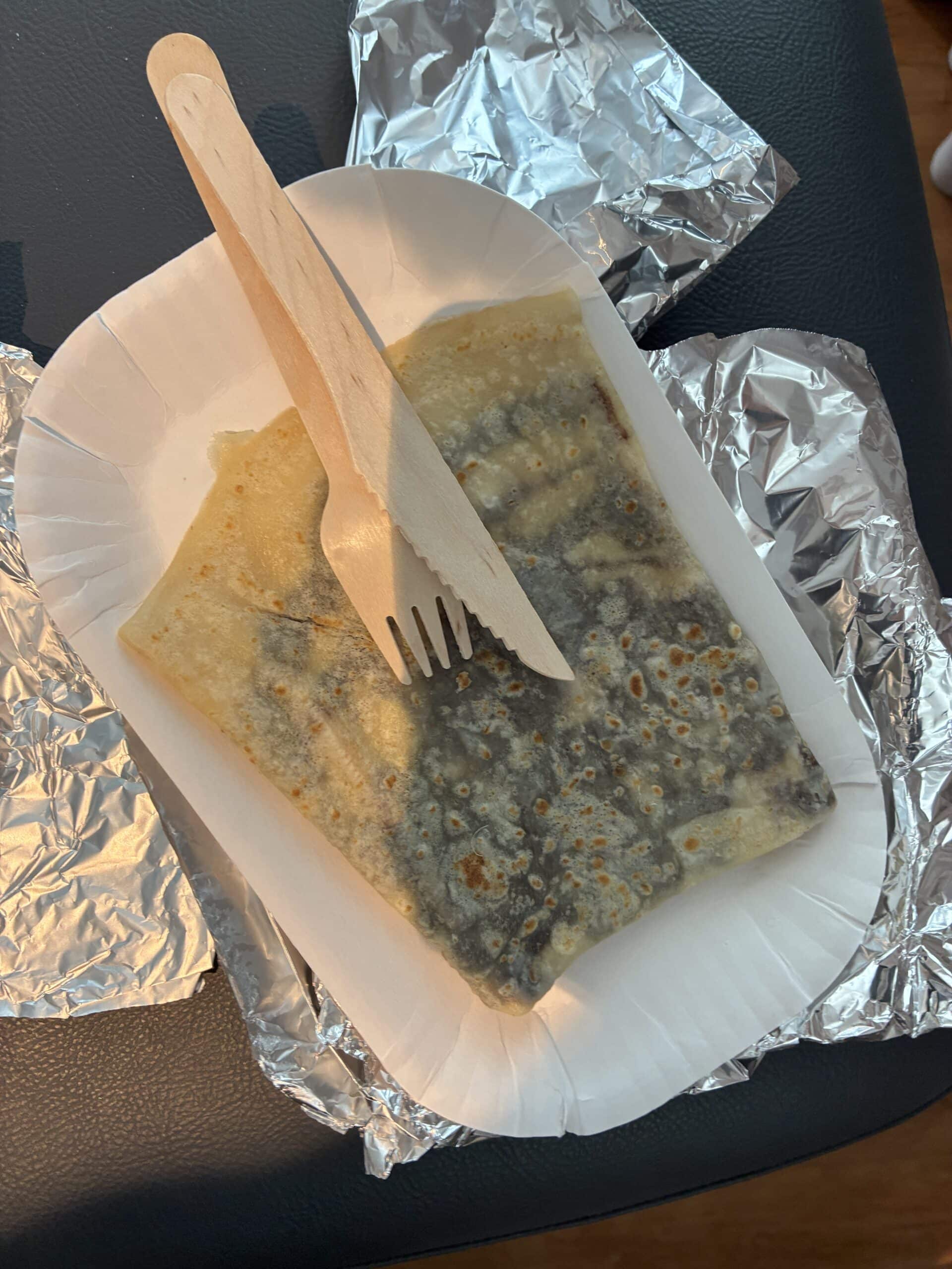 Auf dem Weg kaufe ich mir einen Crepe.