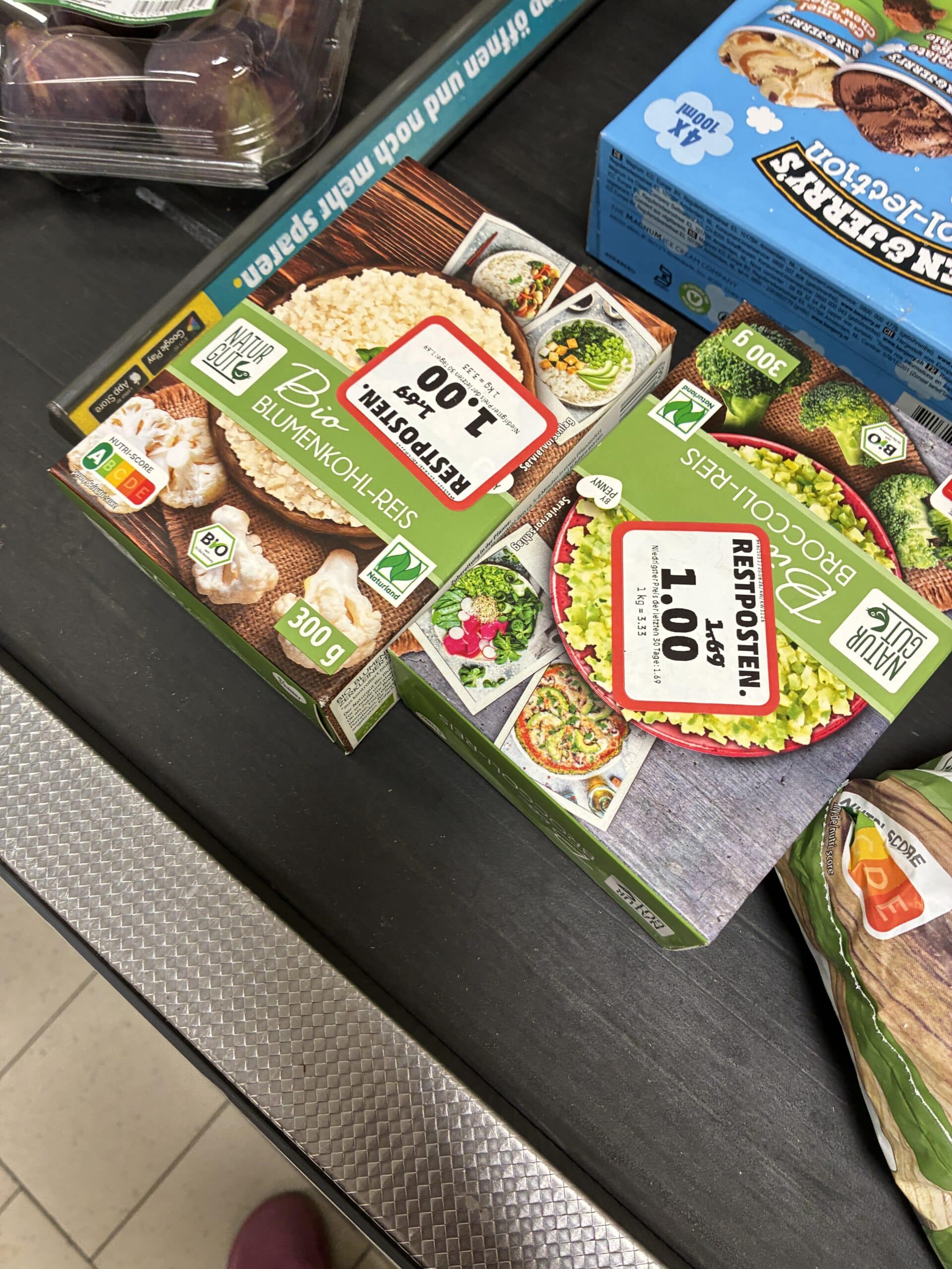 Auf dem Rückweg noch schnell den Einkauf erledigen, ich entdecke heute Brokkoli und Blumenkohl Reis.