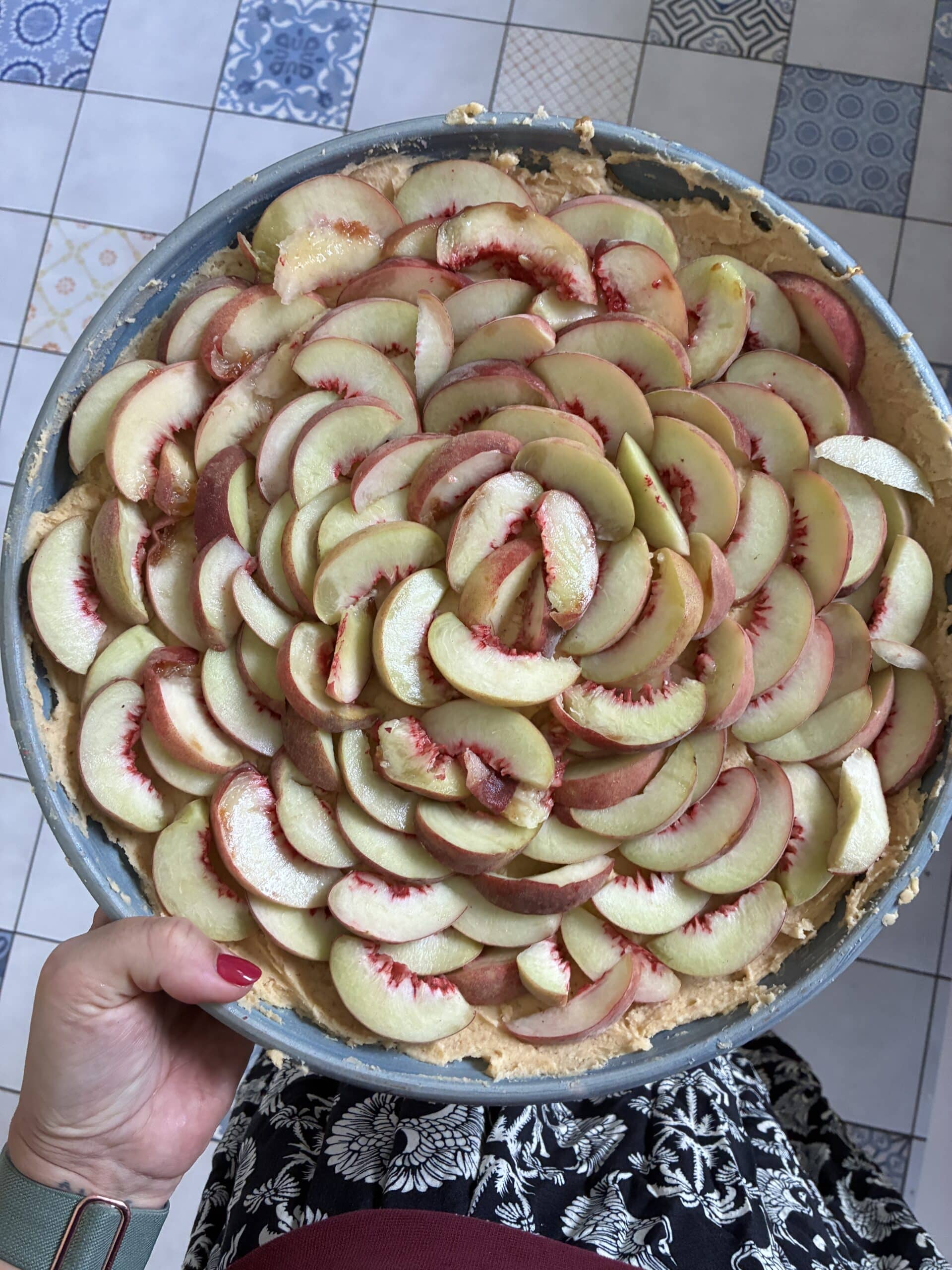 Ich backe eine Pfirsich-Schmand-Tarte und sie schmeckt wirklich fantastisch.