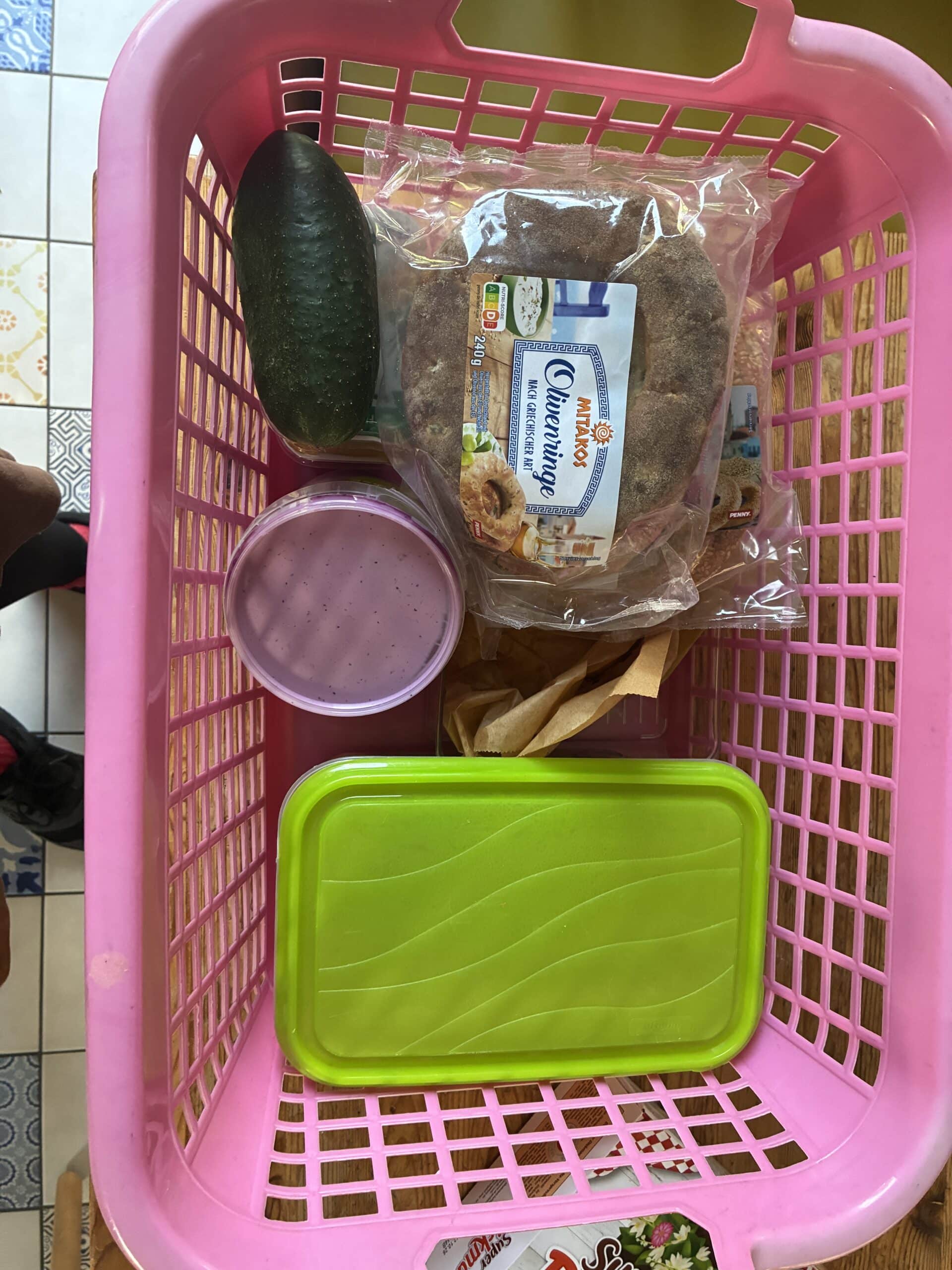 Wir fahren mit den Rädern dorthin. Alles gut verstaut im Wäschekorb.