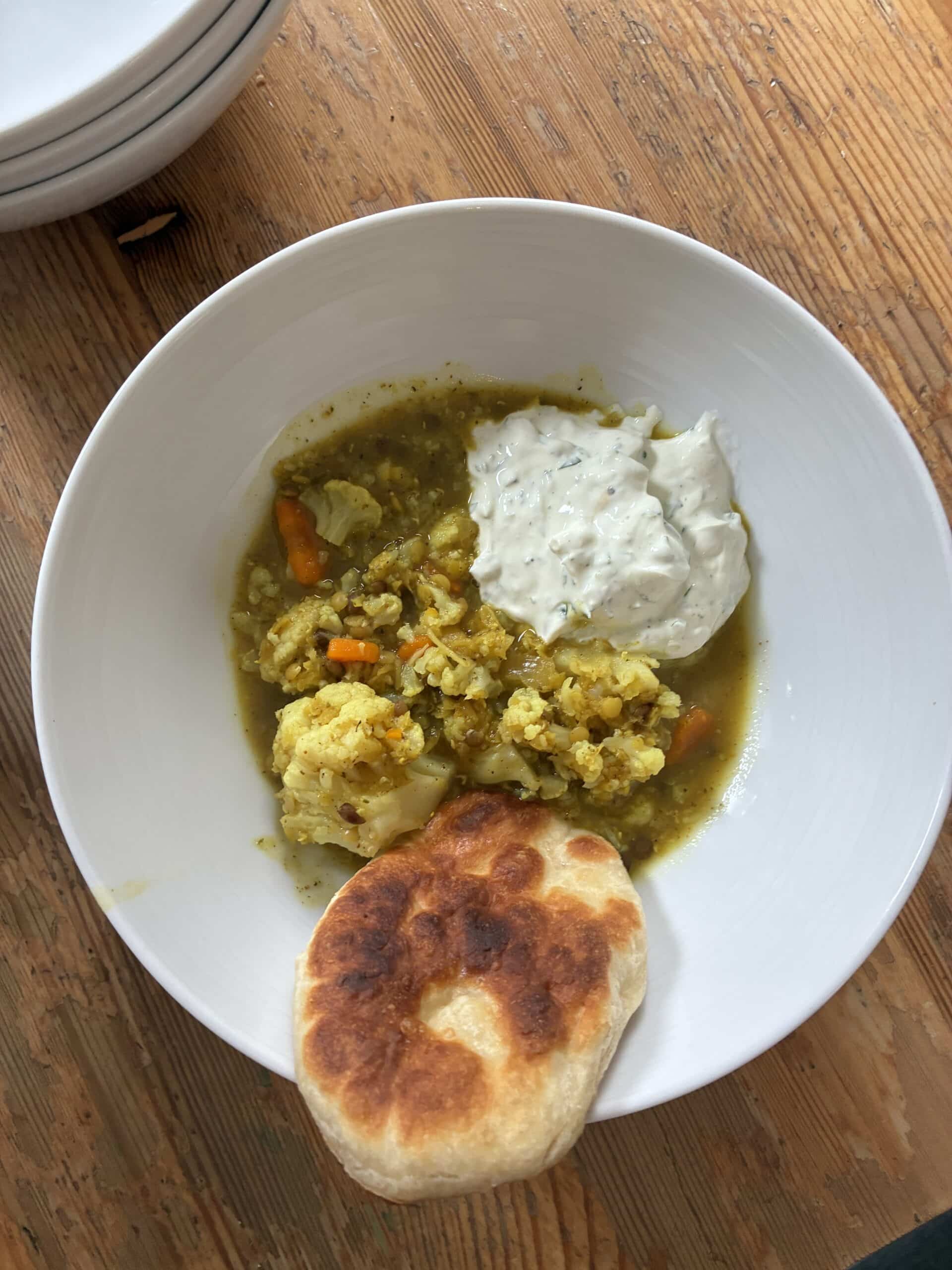 und es gibt Blumenkohl Curry für alle zu essen.
