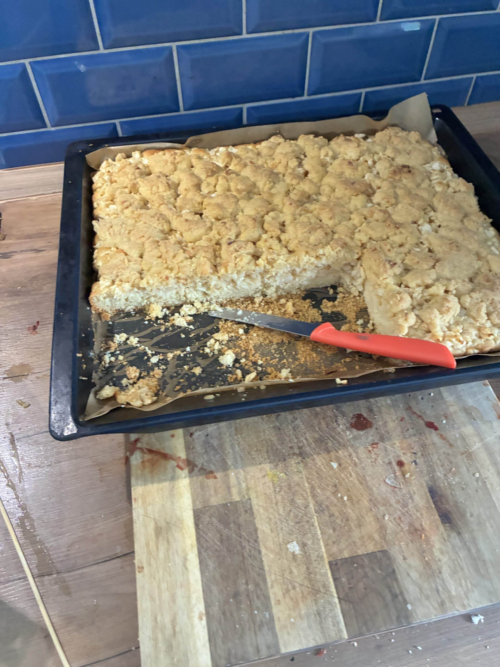 Es wurde gebacken und es kommt auch gleich Besuch, die den Kuchen mitisst.
