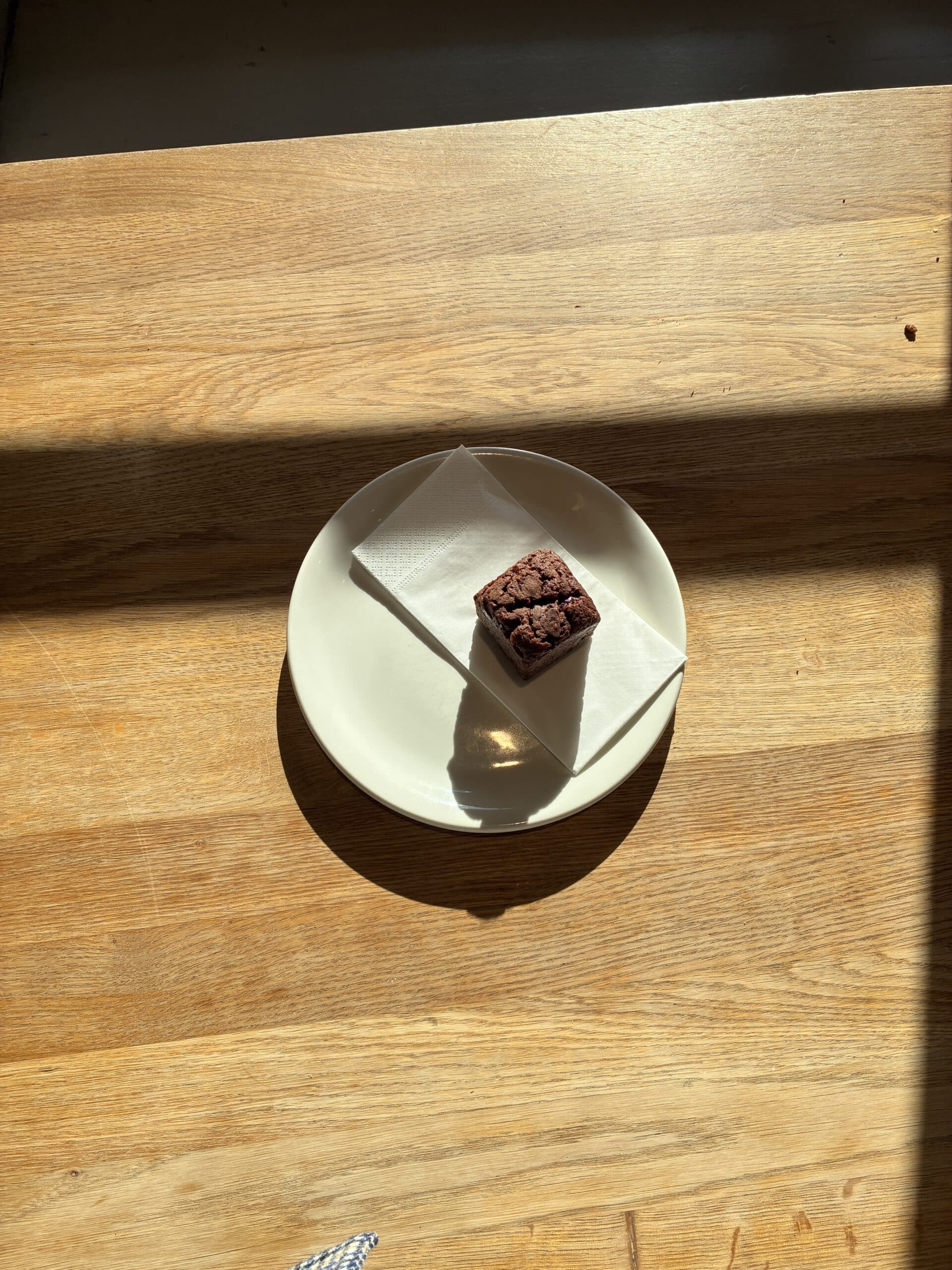 In Berlin Mitte teilen wir uns einen Brownie.