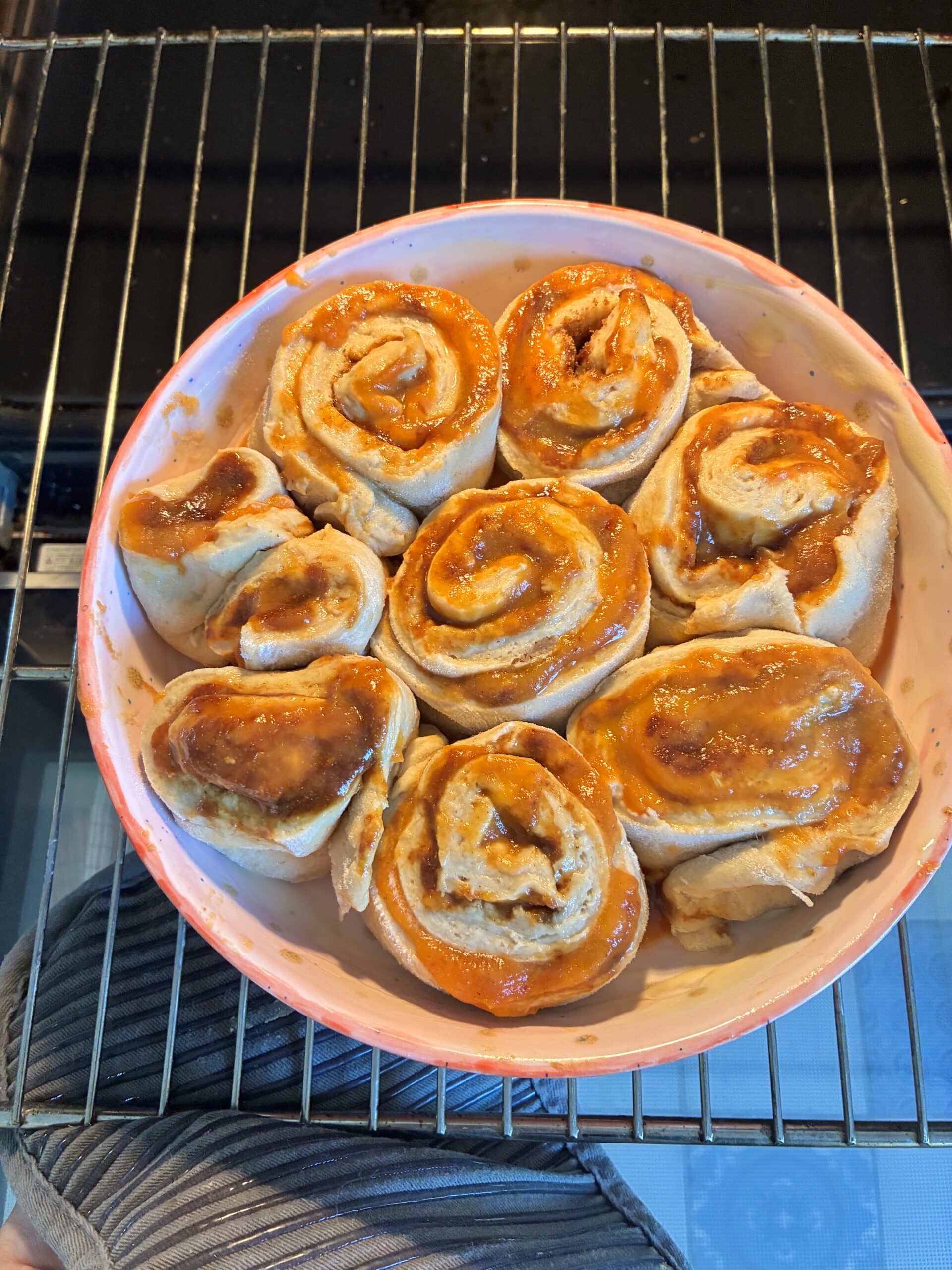 Die Kürbiszimtschnecken gehen noch in den Ofen, mein Mitbringsel zur Ernte Dank Morgen.