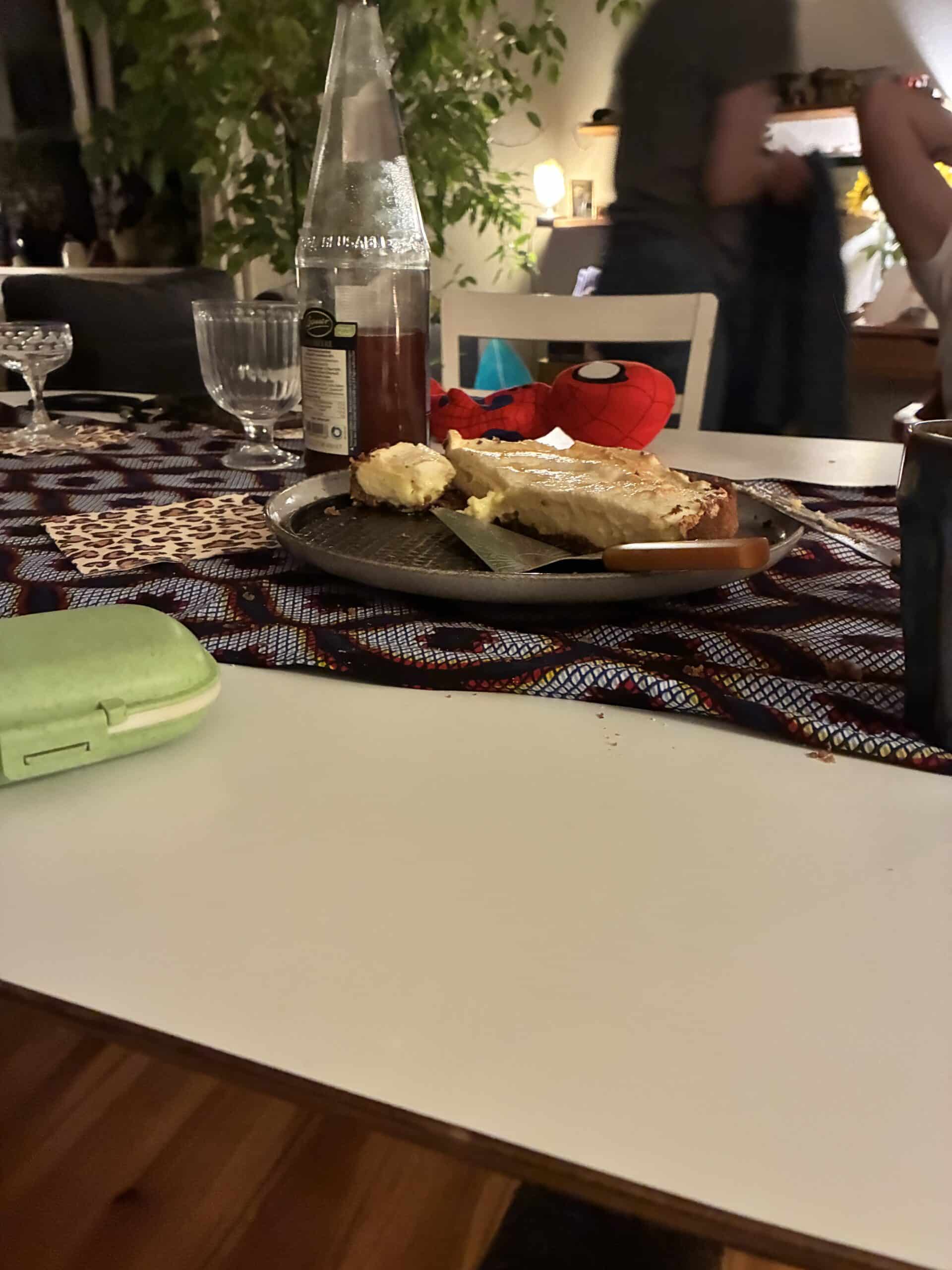 Ich habe Lemon Key Pie mitgebracht und habe einen schönen Abend mit Freundinnen.