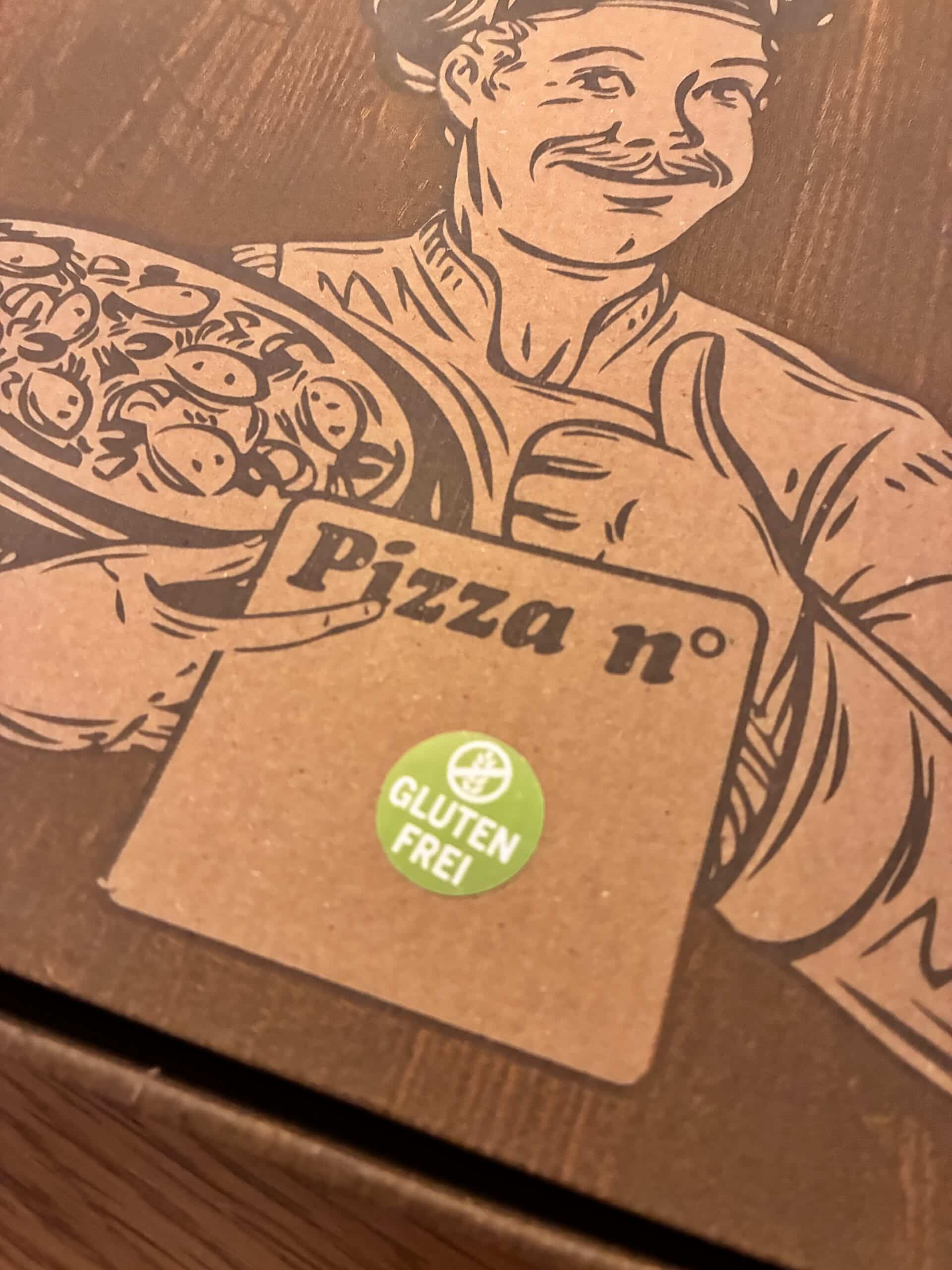 Unterwegs gibt es glutenfreie Pizza, diese ist ziemlich gut.